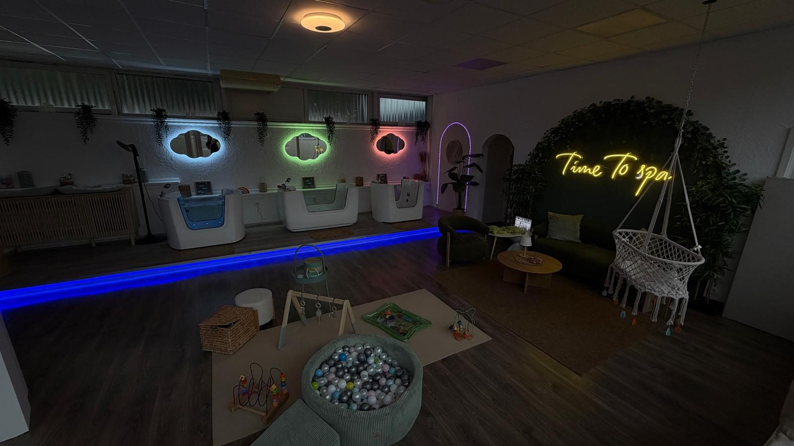 Der Raum des Babyspa Phönix in Dortmund: drei Floating-Becken, warmes Licht und ein Spielbereich